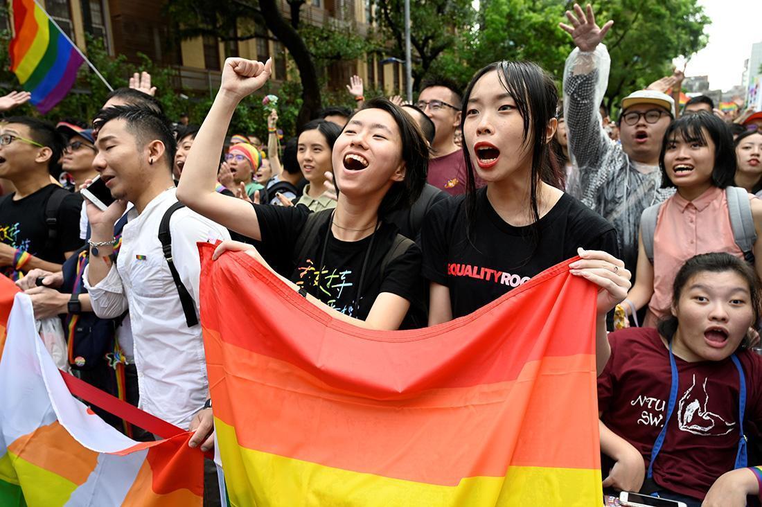 同性婚を求めるキャンペーンに参加する台湾の人たち