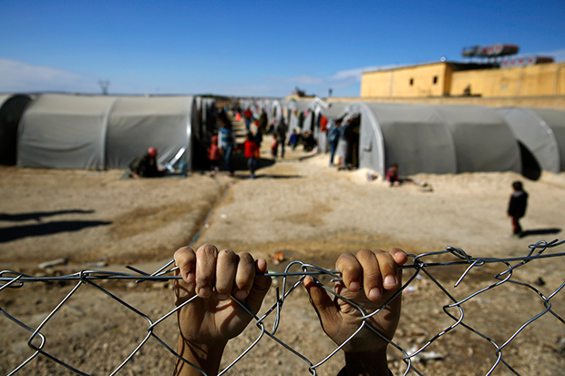 シリア北部の街コバニから逃れ難民キャンプで暮らす少年 © REUTERS/Yannis Behrakis 