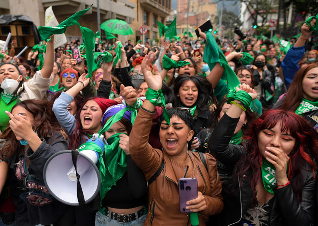妊娠24週までの中絶を非犯罪化するコロンビア高裁の決定を祝う人たち