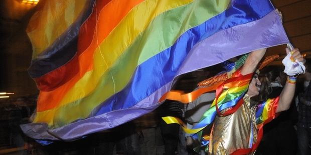 議会の前で、ラテンアメリカでアルゼンチンに続き2番目に同性婚を認める国になったことを喜ぶ人たち  © Leo Carreño/Demotix 